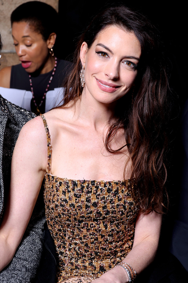 experienceandobservation:Anne Hathaway | Valentino - Haute Couture Spring Summer 2023 | January 25, 2023 | 📷 Pascal Le Segretain