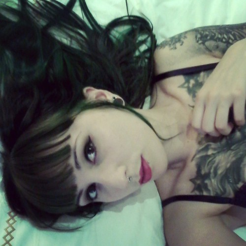 neveraboveneverbelow:  “Been dazed and confused for so long it’s not true” #suicidegirls #greenhairdontcare  #discordia