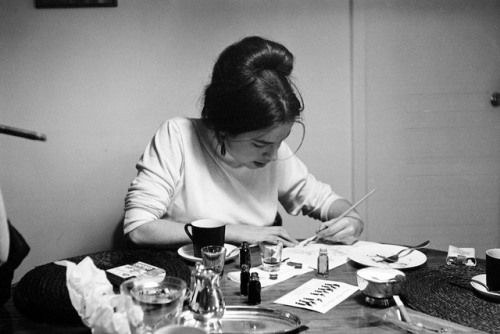saganart:Eva Hesse working on paper in 1963