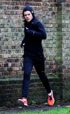 harrystylesdaily:  Harry going for a run