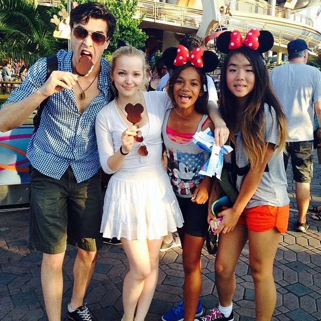 Glow Oxide Jeg accepterer det Daily Dove Cameron — Meeting more fans at Disneyland. (x)