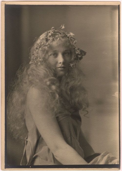 vensuberg:  The photos are by Charles Gates Sheldon. The model you can find identified as Esther Ralston or Dolores Costello (Drew Barrymore’s grandmother). As I’ve given ample proof in the past, I’m the last one to choose in a matter like that.