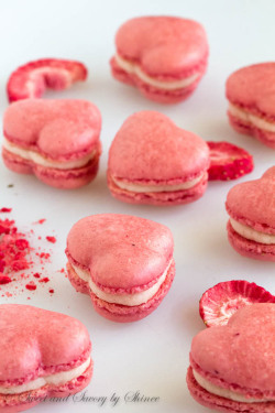 guardians-of-the-food:  Strawberry Macarons