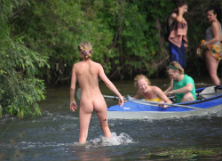 naturistelyon:   Traverser la rivière 2 Crossing the river 2 