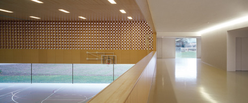 SALLE DE GYMNASTIQUE DOUBLEArchitects : Graeme Mann & Patricia Capua Mann Location: Borex, Suiss