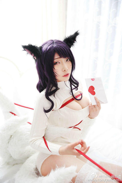 league-of-legends-sexy-girls:  Ahri Cosplay