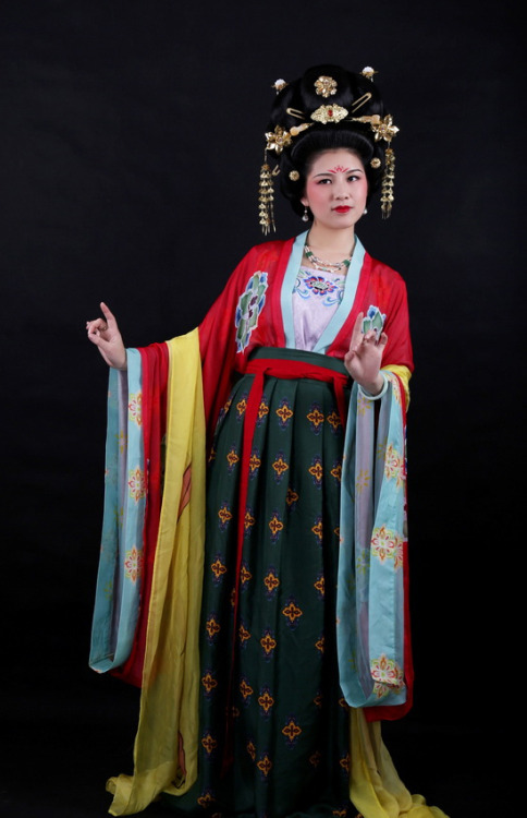 Traditional Chinese clothes, hanfu. Tang dynasty style: 襦裙rú qún,  圆领袍yuán