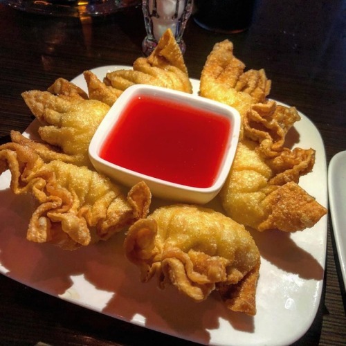 everybody-loves-to-eat:Crab Rangoon is one of my FAVORITE things to eat, like…ever. These in particu