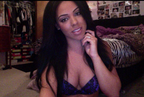 shesbombb:  http://redbone2timez.tumblr.com Instagram: xoredbone
