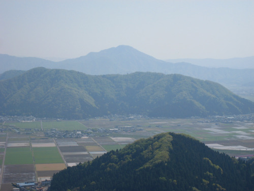 文殊山（Mt.Monju）20150425　土曜日２枚目の写真は展望台から眺めた日野山（ひのさん、Mt.Hino、標高794.8m、別名越前富士）