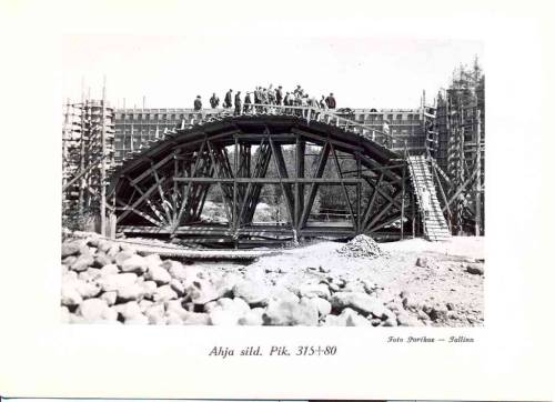 Construction of the Ahja Bridge on the Tartu-Petseri railway line (Estonia, 1930).