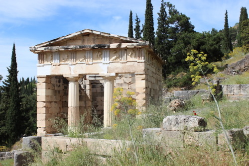 gemsofgreece: Tempio del tesoro degli Ateniesi.Santuario di Delfi, GreciaThe Athenian Treasury.Oracl