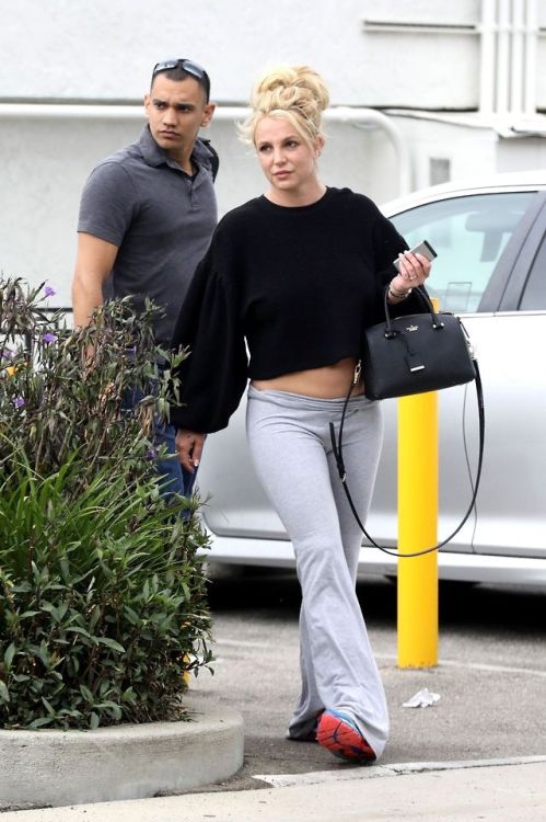 worldofbritney:Britney Spears photographed while heading to a tanning salon in Thousand Oaks, Califo