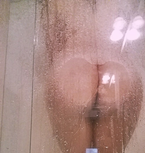 sazzy-pantz:  I love me my shower time 🚿  Wow