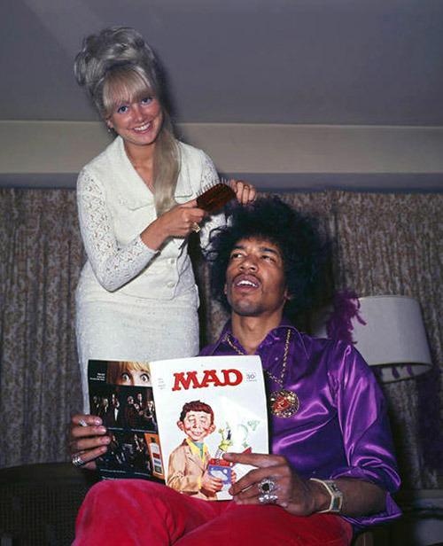 magnacarterholygrail:elionking:the60sbazaar:Jimi Hendrix getting his hair done He getting his hair b