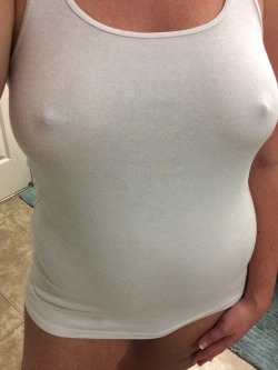 hornynurse32:  ❄️🚿Cold weather equals hard nipples, warm shower equals rosy cheeks🚿❄️  I&rsquo;d love to eat her pussy