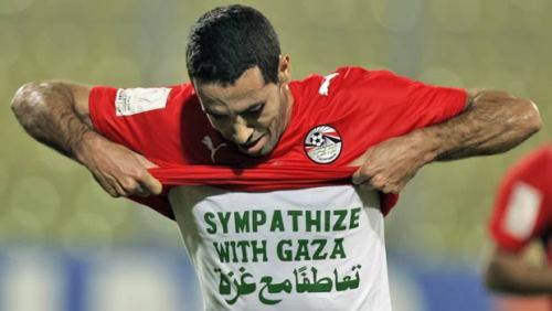 momo33me:Egyptian Soccer Star Mohamed Abo treka wearing a T-shirt that reads “Sympathize with Gaza,”