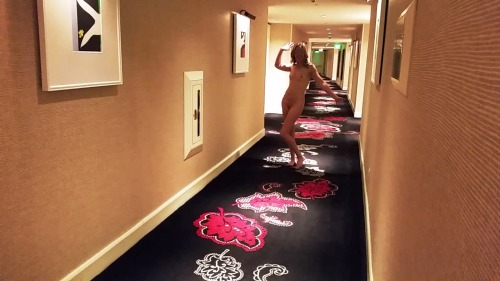 XXX vegas hotel fun!  ;)  what do you think @hotelhallwaynudes, photo