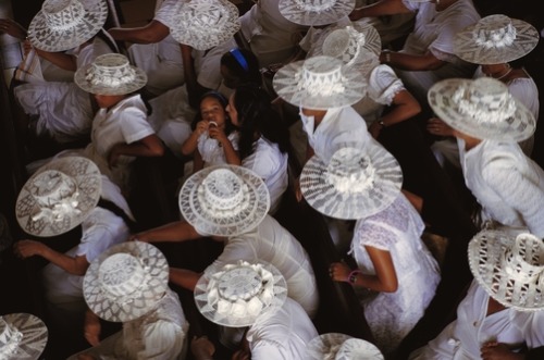 unrar:A bird’s-eye view of women dressed all in white for church. Fiji, Paul Chesley.