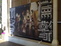 Leviskinnyjeans:  The Shingeki No Kyojin Exhibition Has Changed The Mural In Front