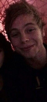newthemmings:  Guys, did you notice that whenever Luke is drunk he makes this face