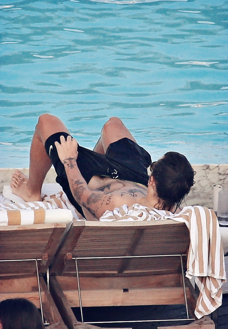 alekzmx:  Harry Styles in Brazil. not a shaver, very nice! but honestly i can not
