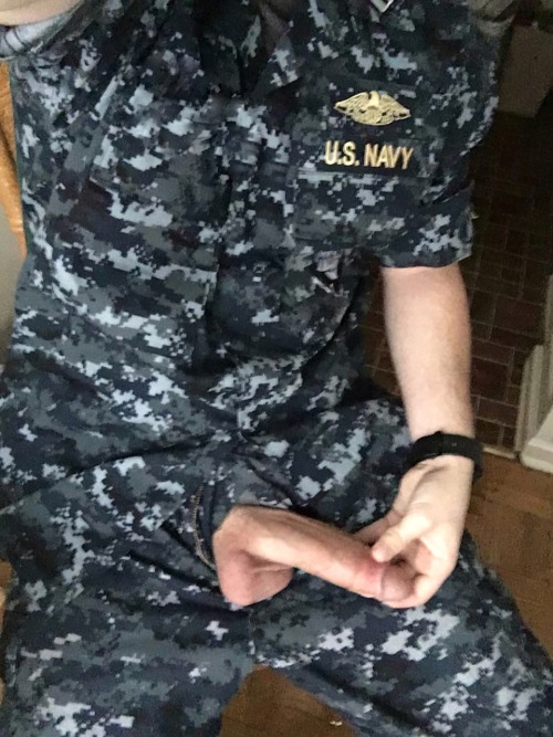 uniformsmakemehard:That is quite an anchor you have there sailor.  Bet the Marines on ship love you. 