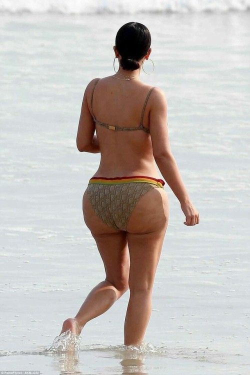kimkardashiansexyass: All I love is a thicc ass….. KIM KARDASHIAN 7