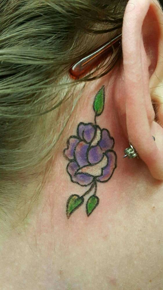 Tatuajes Pequeños — Tatuaje de una rosa morada situado detrás de la...