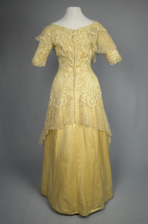 fripperiesandfobs:Evening dress ca. 1905From the Irma G. Bowen Historic Clothing Collection at the U