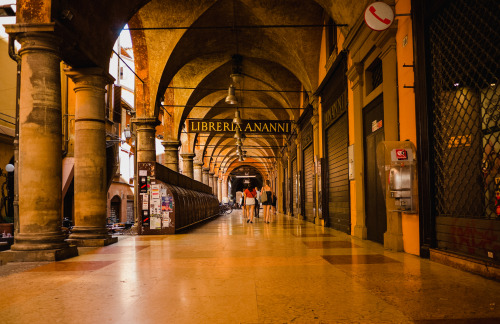 mostlyitaly:Wandering around Bologna (Emilia-Romagna) by max zulauf