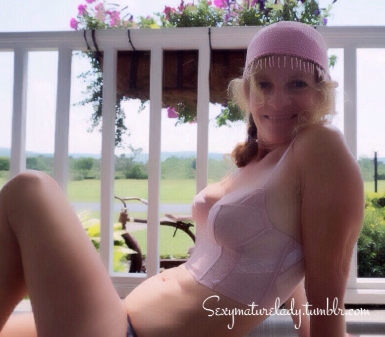 sexymaturelady:  Fresh air and sunshine, that’s hard to beat.