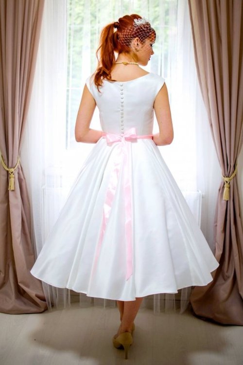 sexysilkysatin: katiesilks:Love this dress  Pure white with a pretty pink bow and cute buttons up th