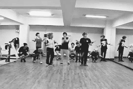 daejonged:   I love this choreo. It's adorable. Top Media duckies. 