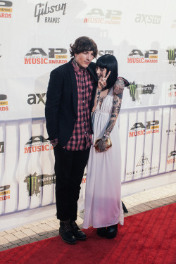 thisworldisnotmyhomeanymore:  Oliver Sykes &amp; Hannah Snowdon at the Alternative Press Music Awards Red Carped.   Photo by Matty Vogel  (Bands Here) 