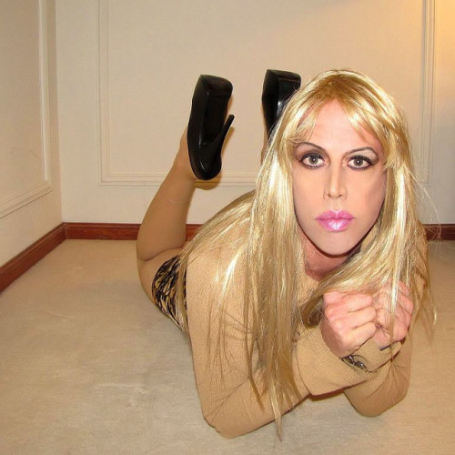 stefiram: mini skirt and pumps on Flickr.