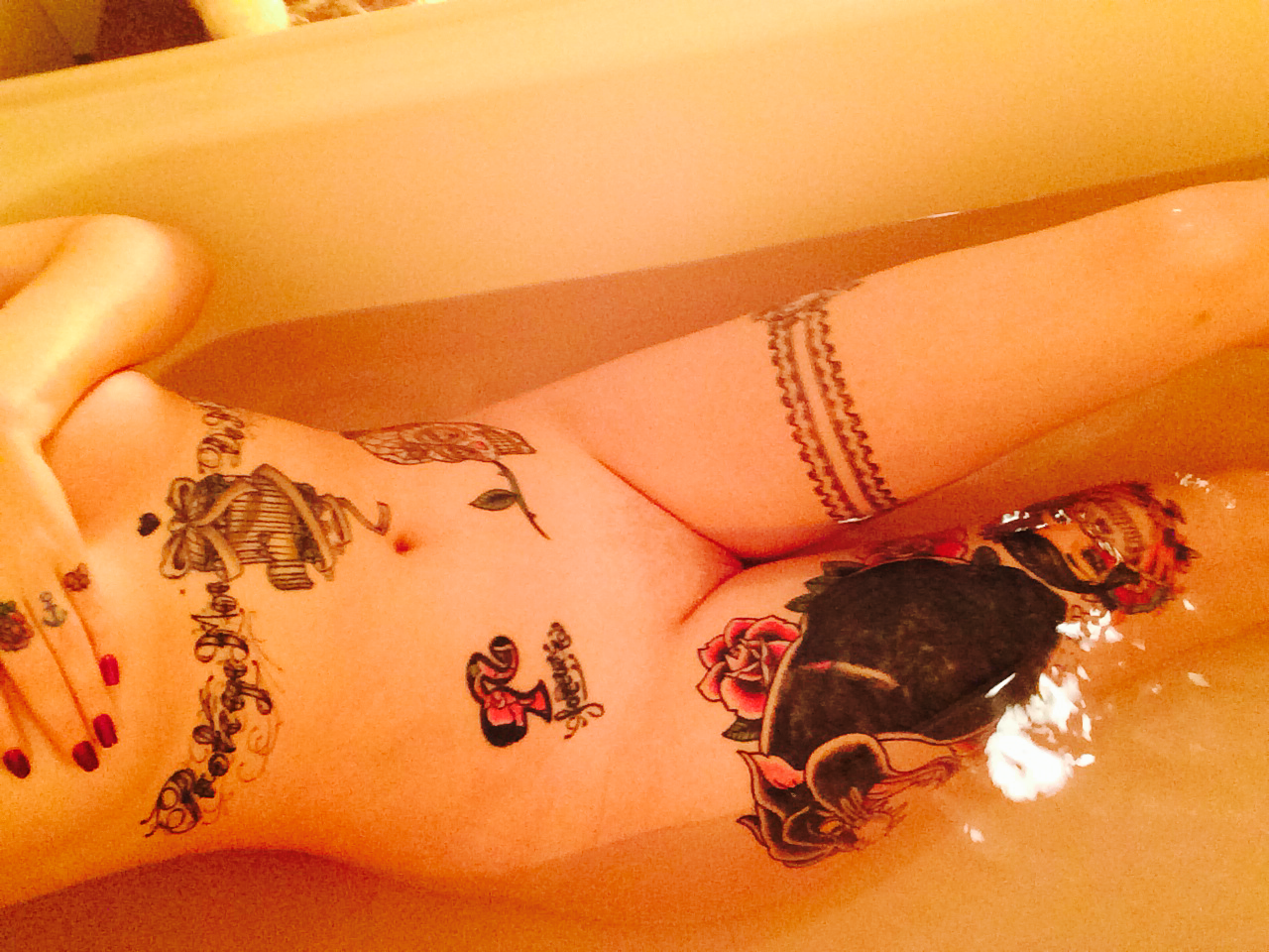 vorpalsuicide:  Solo bath date. Ladies care to join me ? 