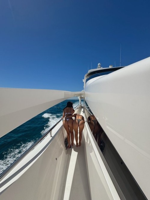 Reblog If You Love What You See 🙈 🍹 🏝️ 🤩 