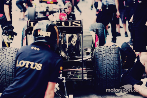 imigrantsong:Kimi Raikkonen, Lotus F1 E21, team practice a pit stop.