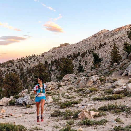 runwithcourage:My kind of #HEADTURNER ⛰ ⁣ ⁣ Eastern Sierra sunset mid run? Yes please. ⁣ #salomonWMN