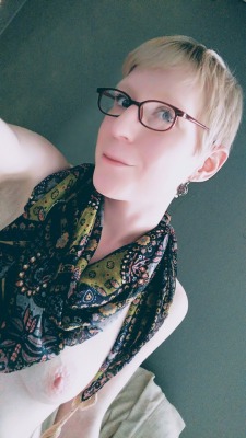 shorthair-babes:  Tomorrow is my birthday. I’ll be sharing it with my hand but I wish I wasn’t ;) http://ift.tt/2yaBZiO