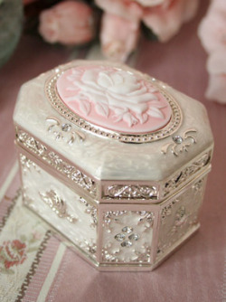 princessastral:  Cameo Rose Music Box - ¥3,780