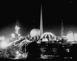 retrosci-fi:  “1939-40 World’s Fair in New York - magnificent futuristic architecture” ~retro-futurism  @empoweredinnocence