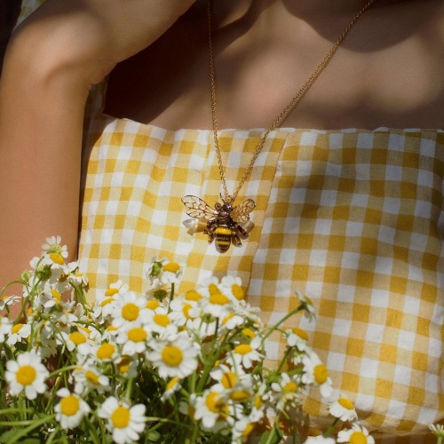 dsknsk:sosoullight:sosuperawesome: Bumble Bee and Honey Bee JewelryGood After Nine on Etsy Chonky b