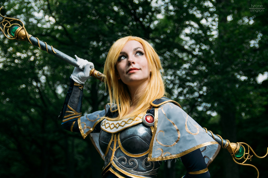league-of-legends-sexy-girls:  Lux Cosplay