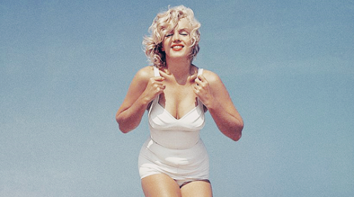 beauvelvet:Marilyn Monroe photographed by Sam Shaw on the beach in Amagansett, New York in 1957. 