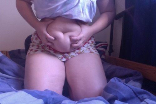 chubby-cherryade:  Look how big I’m getting;) 