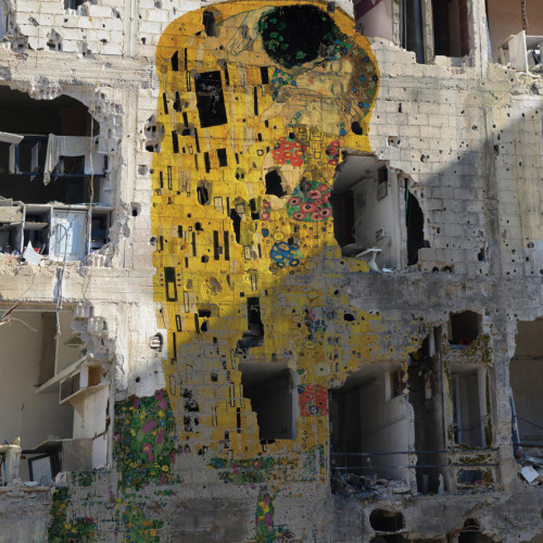 superbestiario:Klimt’s famous “kiss” on the walls of a devastated building in Syri