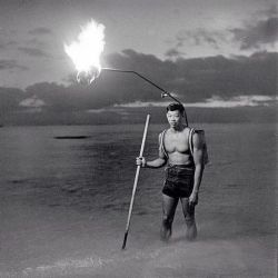 my-retro-vintage:Night fishing in Hawaii   