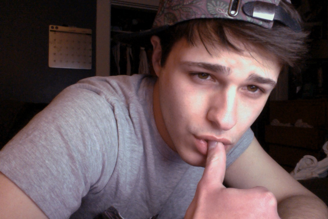 animalcrackersinmyblog:  animalcrackersinmyblog:  tenpmtofour:hi i’m bored  he